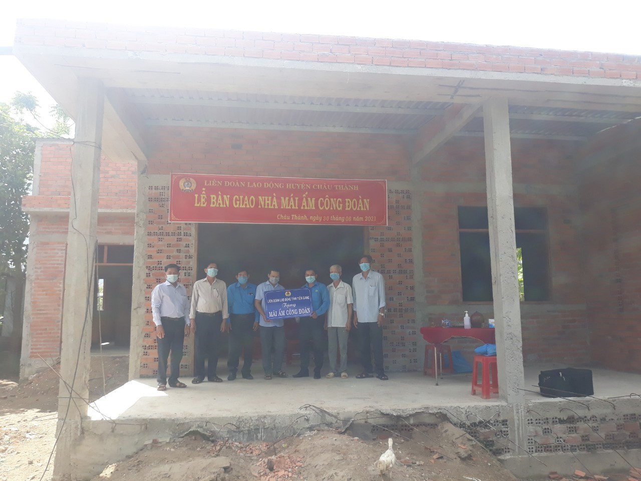 Chụp hình lưu niệm tại nhà anh Huỳnh Trần Anh Phương.