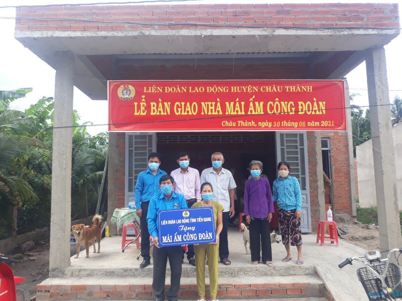Chụp hình lưu niệm tại nhà Đỗ Thị Điều, ấp Đông, xã Kim Sơn.