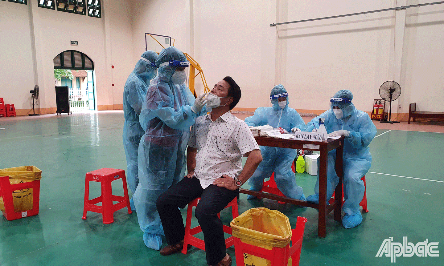 Lấy mẫu xét nghiệm cho cán bộ, giáo viên của trường. 
