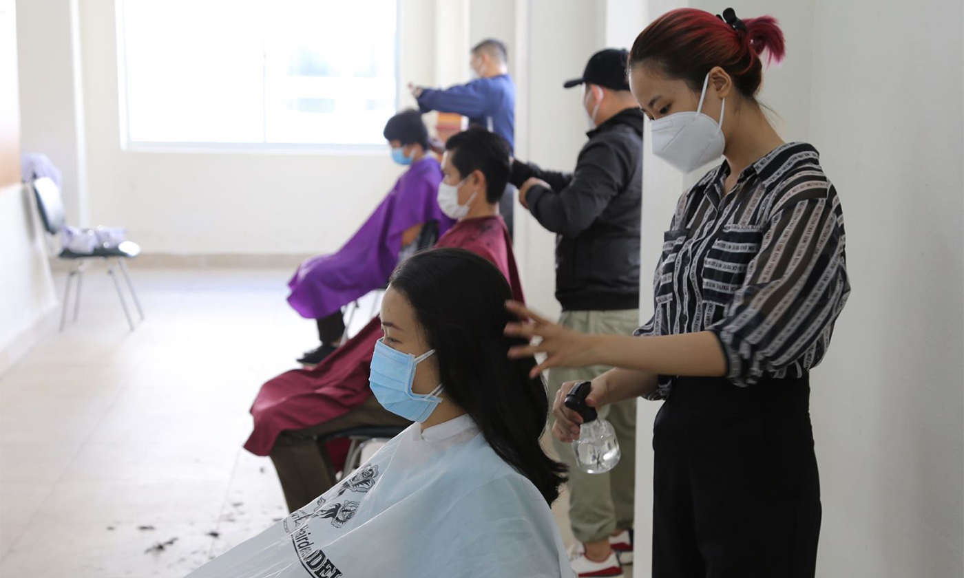 Nhân viên y tế được cắt tóc ngay tại bệnh viện để có một mái tóc gọn gàng, thuận lợi cho công tác chống dịch. Ảnh:BV