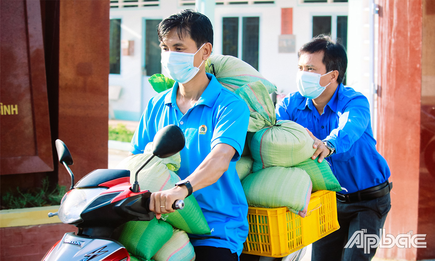 Vận chuyển nhu yếu phẩm của các mạnh thường quân hỗ trợ cho gian hàng 0 đồng