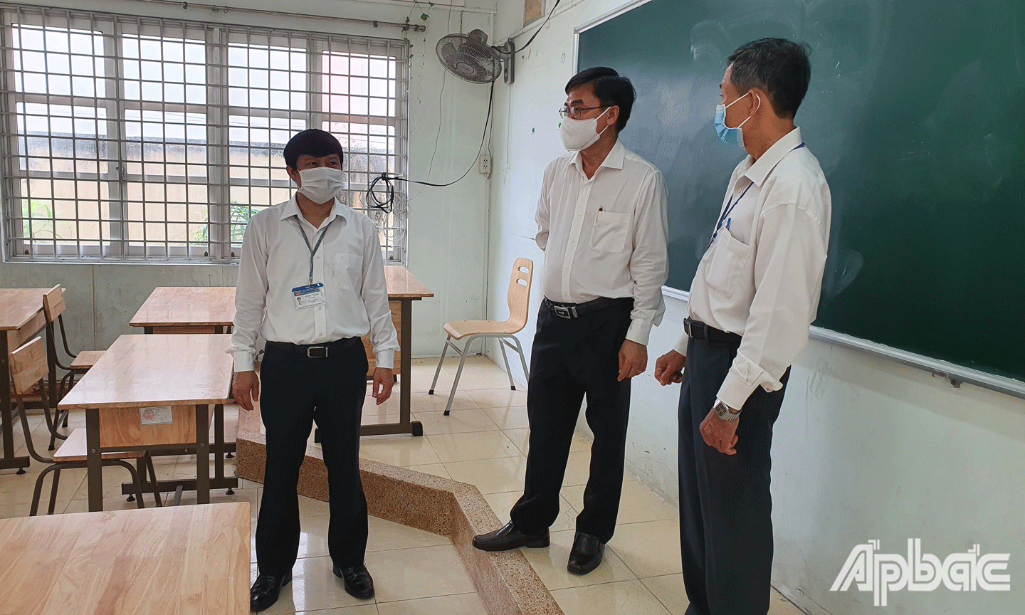 Lãnh đạo tỉnh kiểm tra phòng thi tại điểm thi THPT Trương Định. 