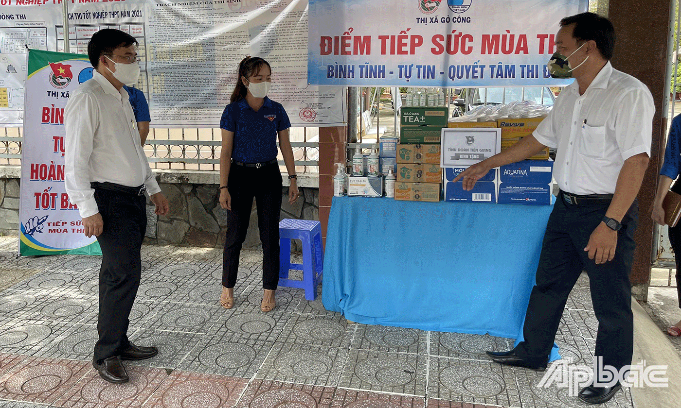 Phó Chủ tịch UBND tỉnh Nguyễn Văn Mười kiểm tra tình hình chuẩn bị cho Kỳ thi tốt nghiệp THPT năm 2021 tại Điểm thi Trường THPT Trương Định, TX. Gò Công. 