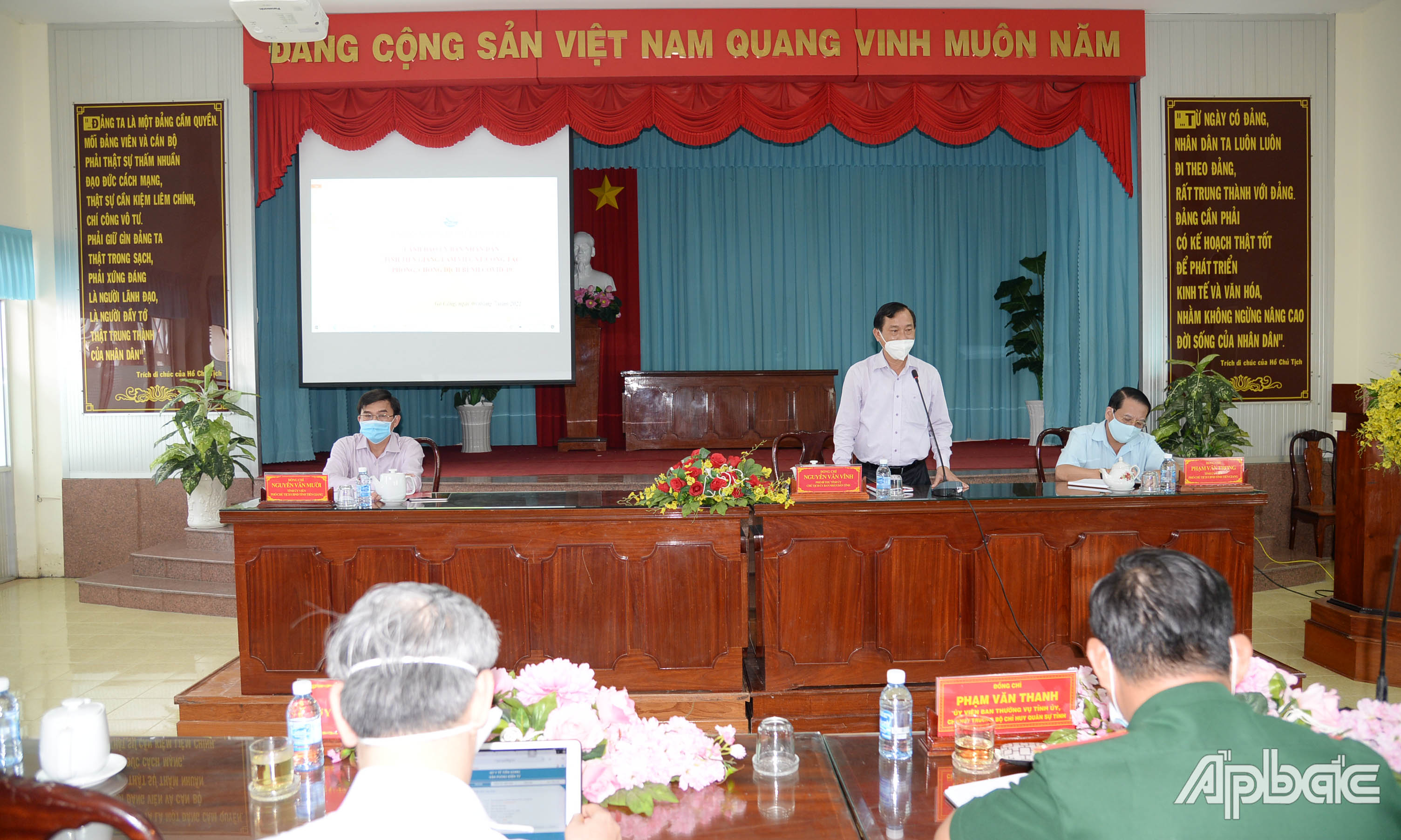 Chủ tịch UBND tỉnh Tiền Giang Nguyễn Văn Vĩnh phát biểu tại buổi làm việc.