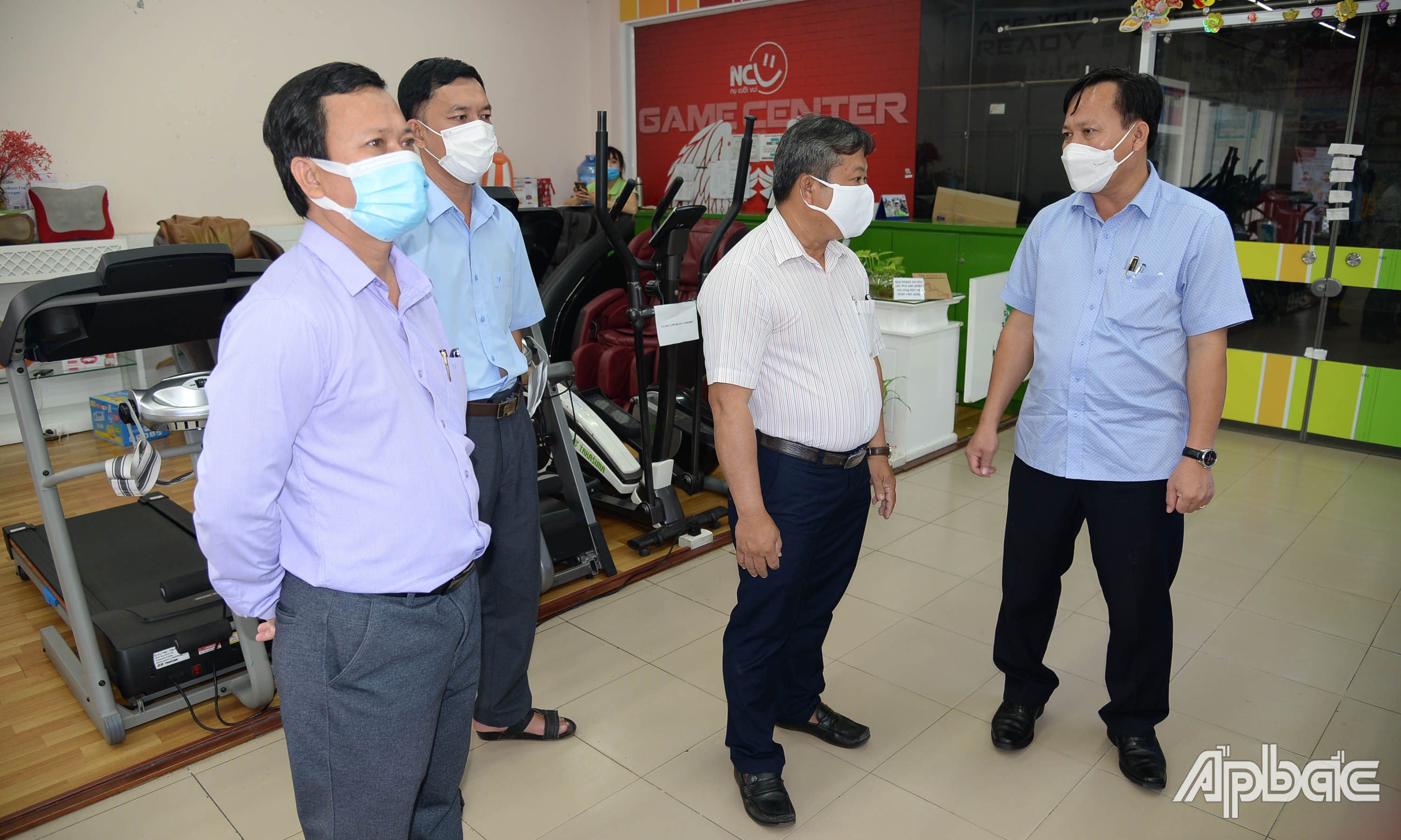 Lãnh đạo UBND TX. Gò Công kiểm tra tại Siêu thị Co.opmart Gò Công.
