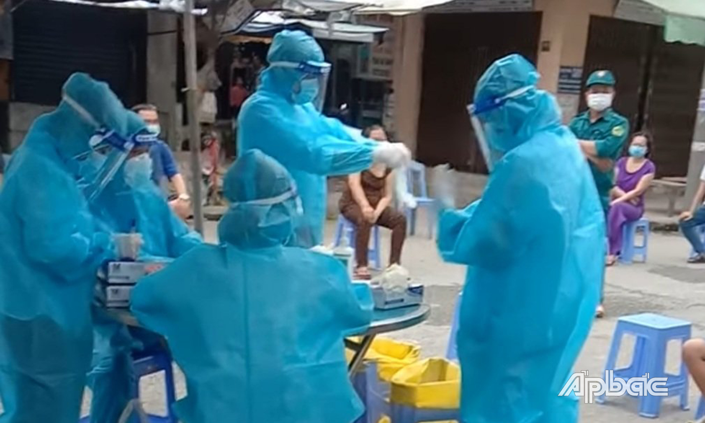 Cơ quan chuyên môn lấy mẫu xét nghiệm Covid-19 cho người dân trong khu vực phong tỏa ở huyện Cái Bè