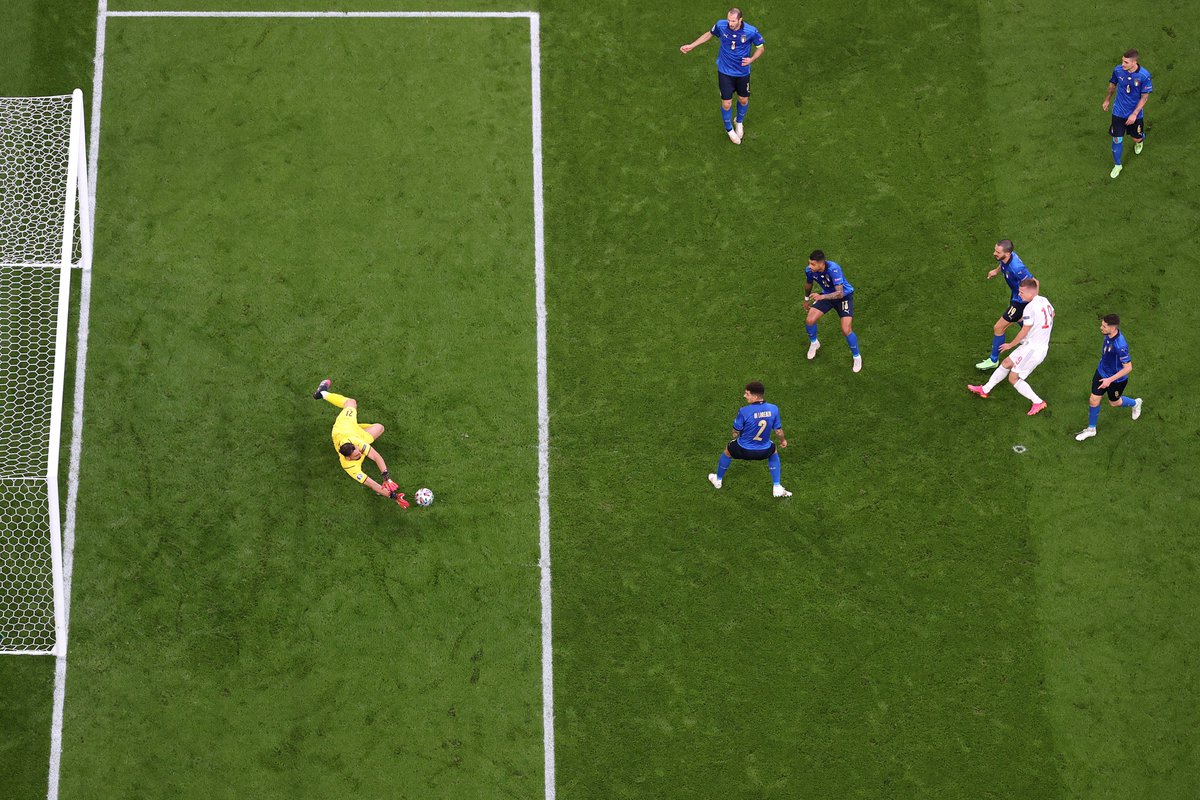 Donnarumma xuất sắc đổ người cứu thua cho Italia từ cú dứt điểm của Olmo. (Ảnh: UEFA) 