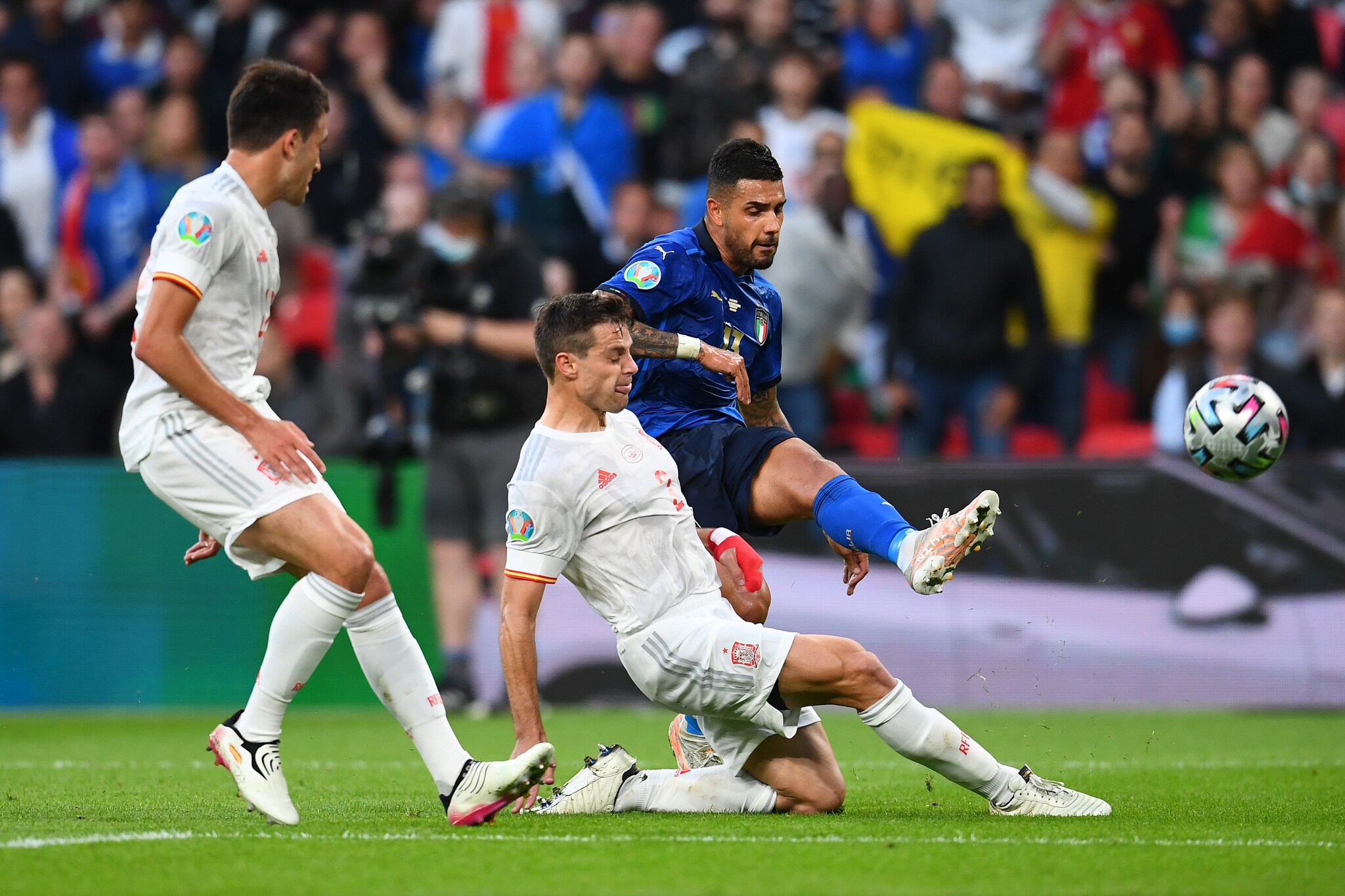 Emerson dứt điểm dội xà. (Ảnh: UEFA) 