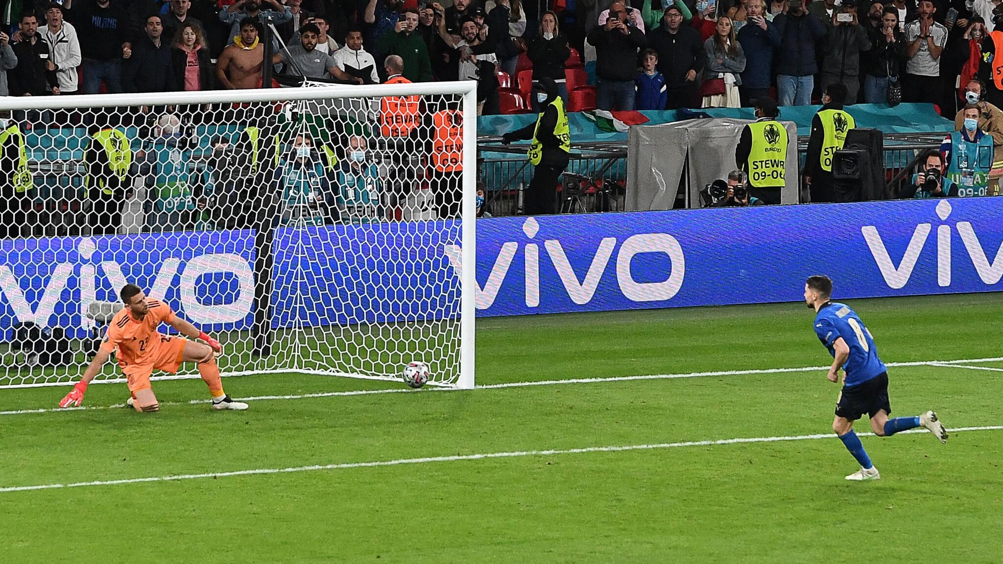 Jorginho thực hiện thành công quả luân lưu quyết định. (Ảnh: Getty Images) 