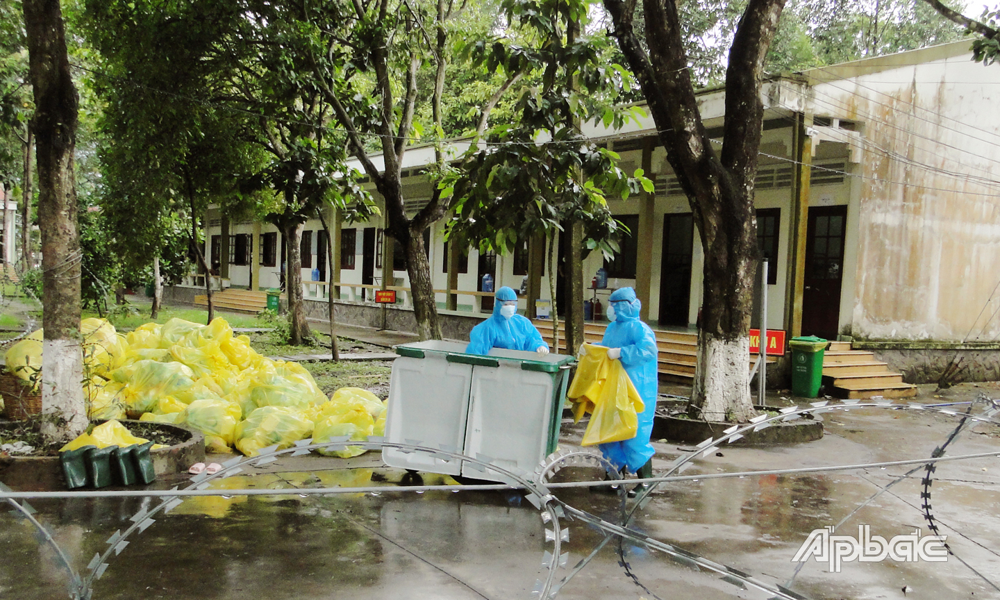 Nhân viên vệ sinh thu gom rác trong khu cách ly đảm bảo đúng quy định phòng lây nhiễm mầm bệnh ra cộng đồng