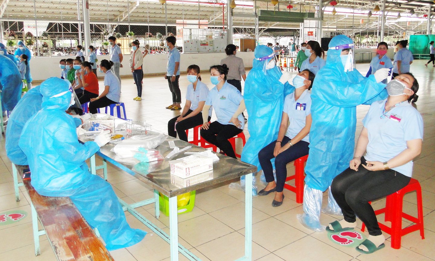 Sinh viên trường Cao đẳng Y tế Tiền Giang tình nguyện tham gia lực lượng lấy mẫu xét nghiệm tầm soát Covid-19.