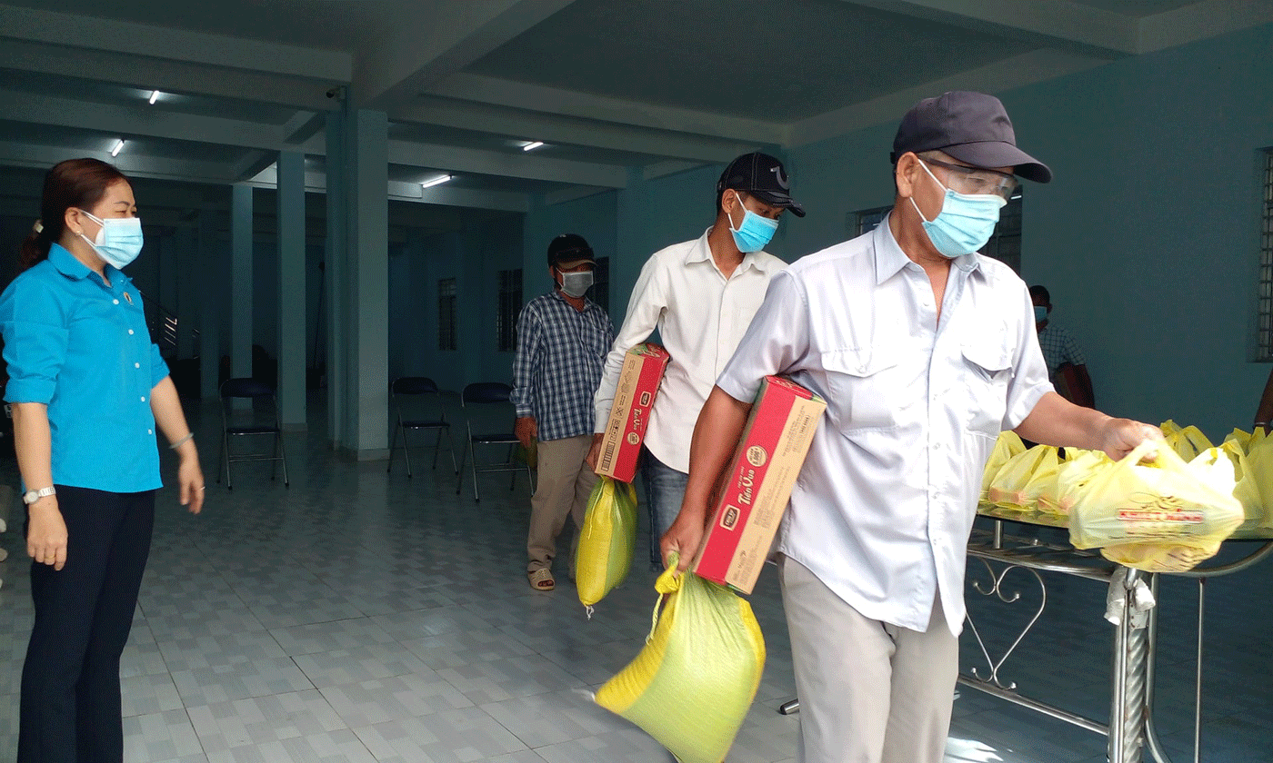 suất quà cho đoàn viên của Nghiệp đoàn xe thô sơ, gồm các chú hành nghề chạy xích lô trên địa bàn thành phố phải tạm ngưng hoạt động do ảnh hưởng dịch bệnh Covid-19