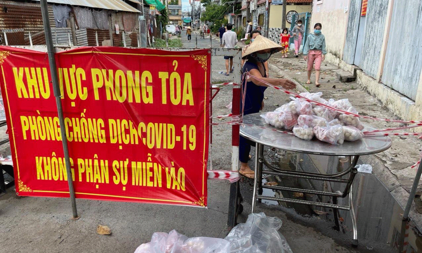 Người dân trong khu phong tỏa nhận quà hỗ trợ