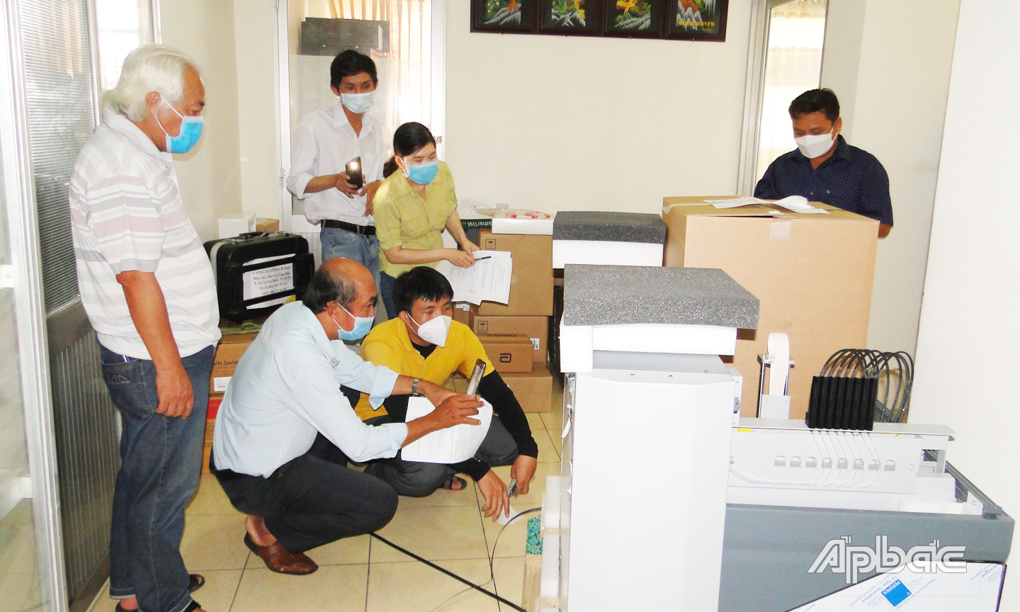 các kỹ sư của Công ty cung cấp máy đã hướng dẫn cho đội ngũ y, bác sỹ, kỹ thuật viên của CDC lắp ráp máy, hướng dẫn quy trình sử dụng....