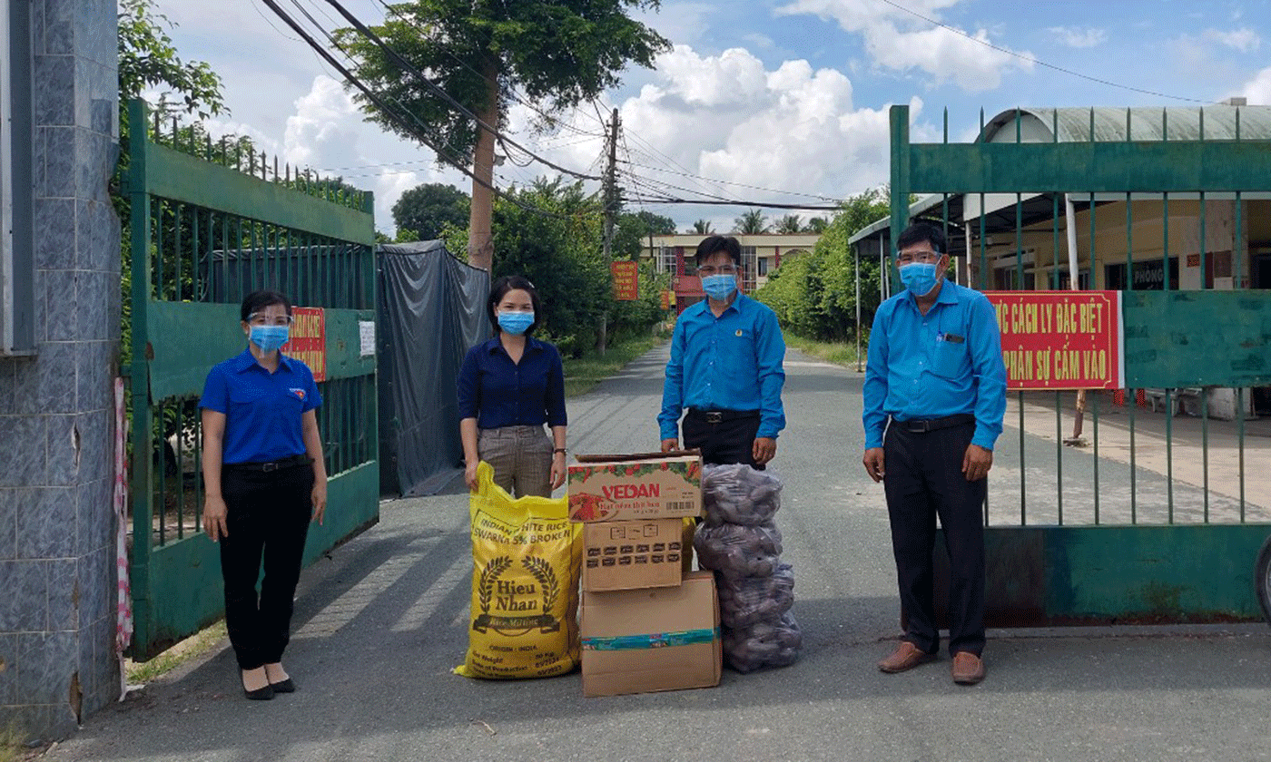 tặng quà cho các cán bộ, chiến sĩ, y, bác sĩ đang làm nhiệm vụ tại Bệnh viện dã chiến số 1 
