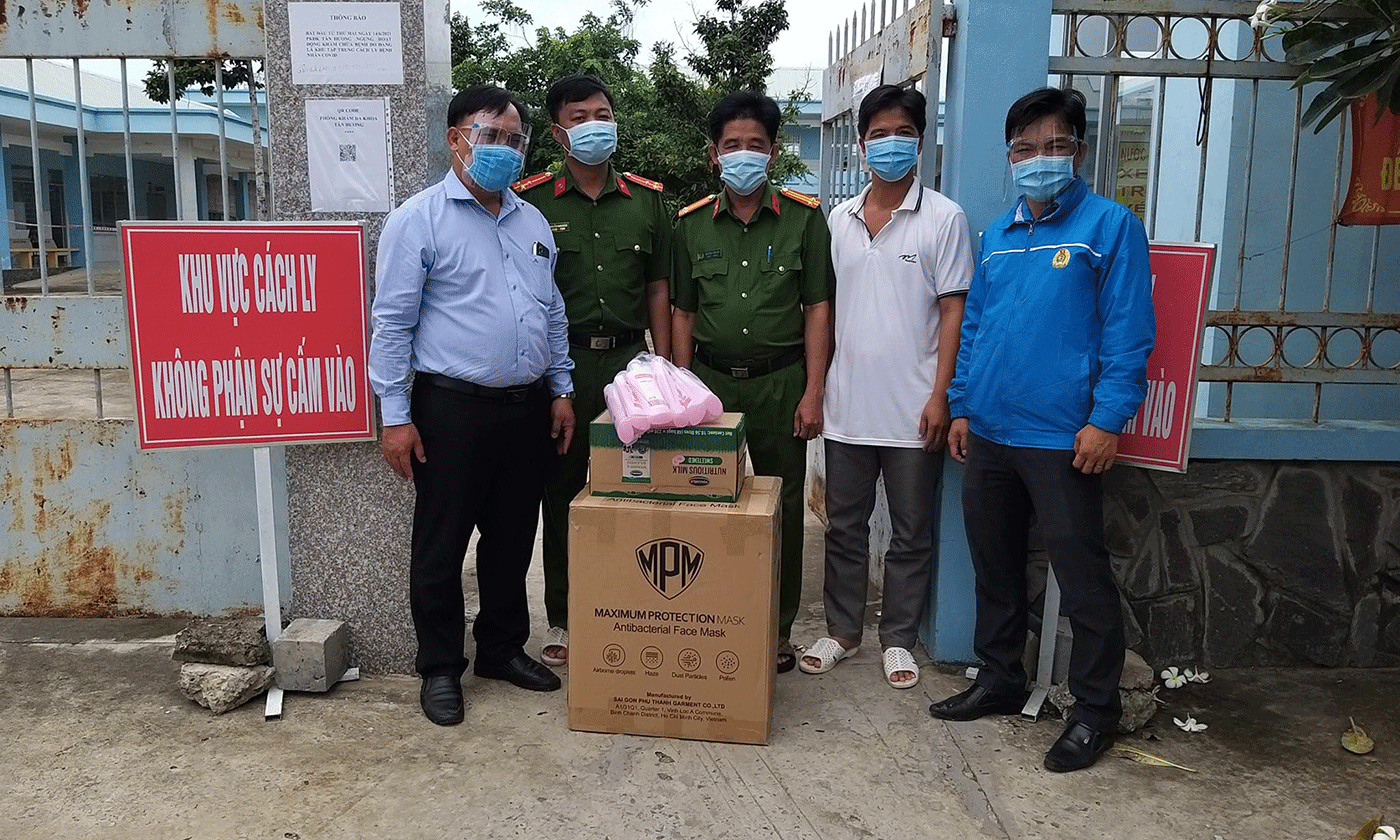 Đoàn trao quà hỗ trợ cho các khu cách ly trên địa bàn huyện Châu Thành