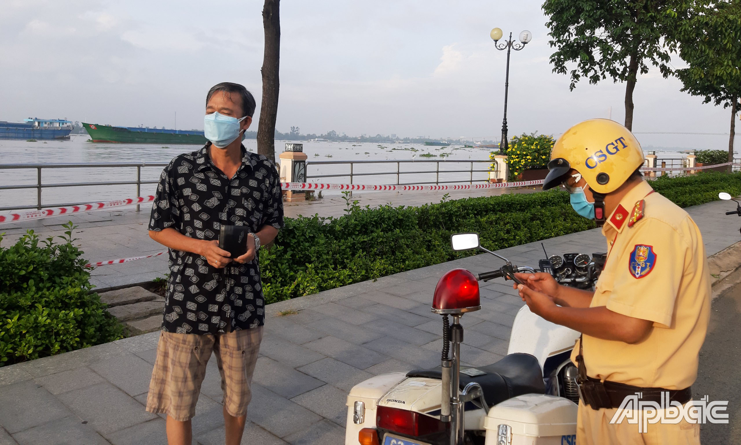 Lực lượng chức năng hát hiện 1 trường hợp vi phạm Chỉ thị 16 tại đường Hoàng Sa.