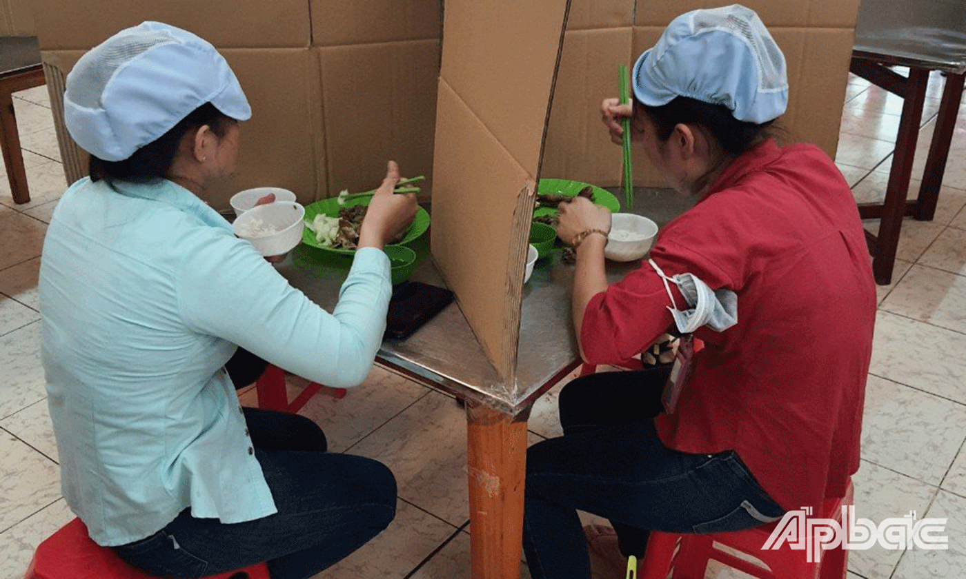 Công ty TNHH Dụ Đức VN thiết kế vách ngăn tại căn tin, đảm bảo giữ khoản cách an toàn cho công nhân khi ăn
