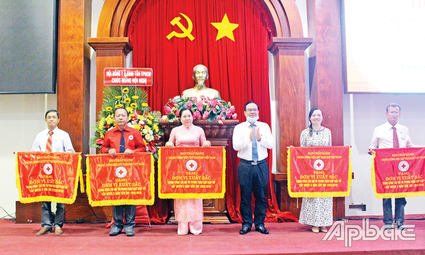 Hội CTĐ huyện Chợ Gạo (thứ 2 bên phải qua) được Ban Chấp hành Trung ương Hội CTĐ Việt Nam tặng Cờ thi đua  đã có thành tích xuất sắc trong công tác Hội và phong trào CTĐ, giai đoạn 2015 - 2019 (ảnh chụp ngày 6-8-2020).