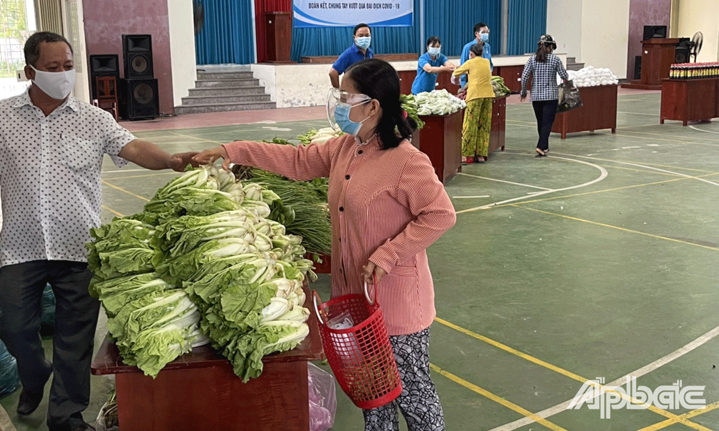 Phiên chợ có nhiều mặt hàng thiết yếu, cùng các loại rau, củ, quả,... hỗ trợ cho người dân khó khăn