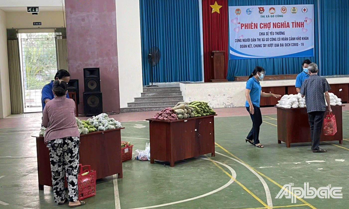 Phiên chợ nghĩa tình chia sẻ yêu thương cùng người dân có hoàn cảnh khó khăn, cùng đoàn kết sớm vượt qua đại dịch
