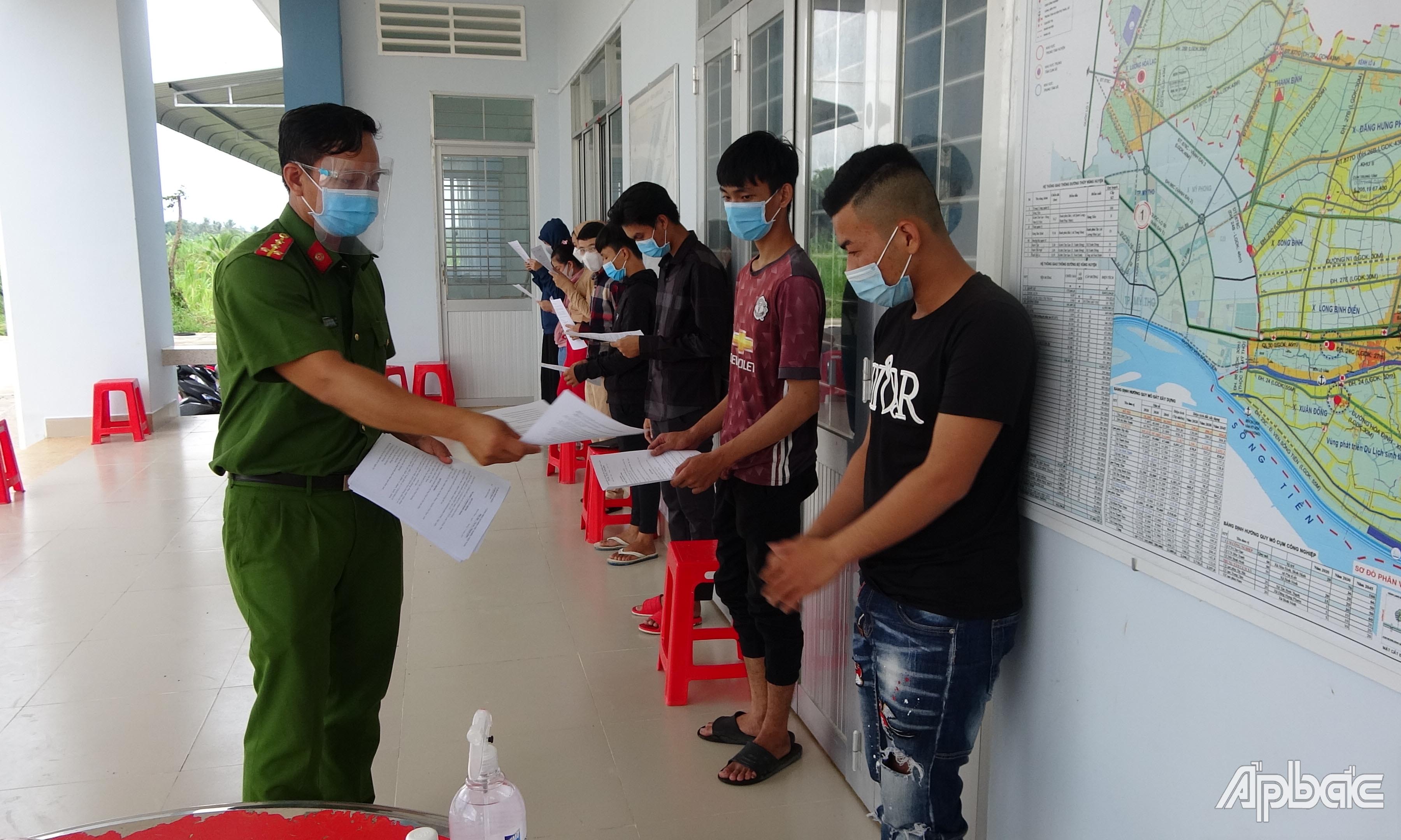 Công an xã Bình Phan triển khai quyết định xử phạt hành chính các đối tượng.