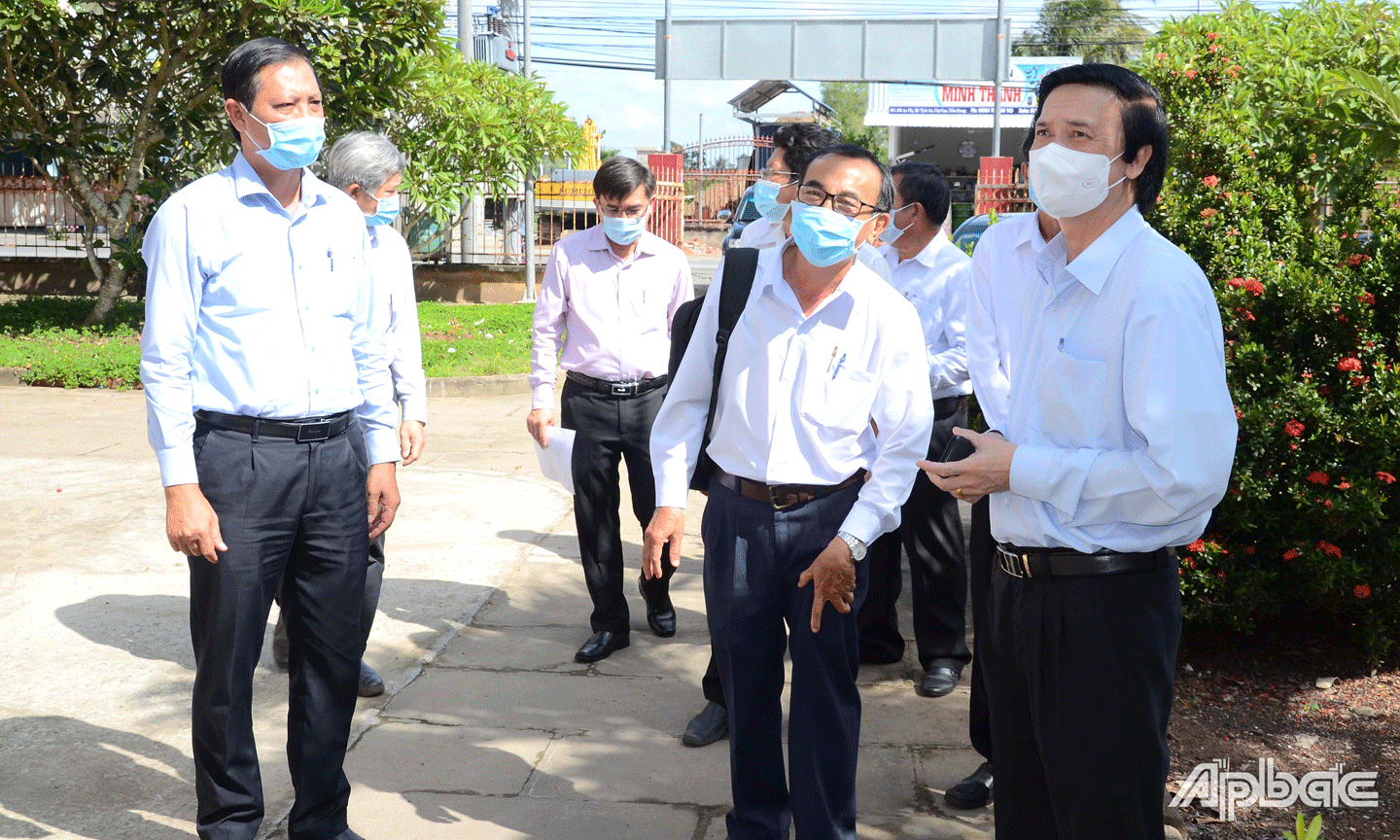 Đồng chí Nguyễn Văn Danh kiểm tra khu cách ly tập trung tại Phòng khám Tịnh Hà.