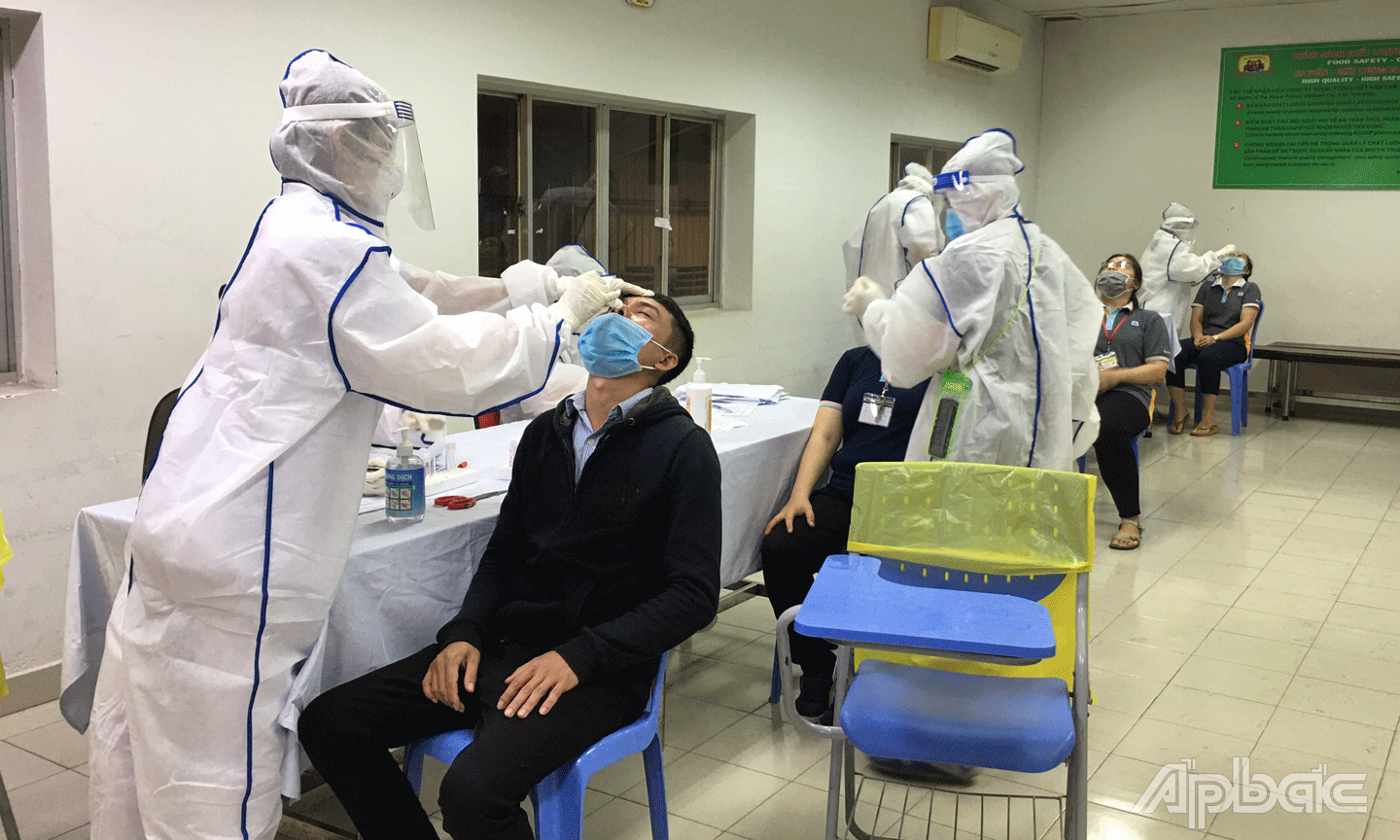 Nhân viên y tế lấy mẫu test nhanh Covid-19 cho công nhân Công ty TNHH Royal Foods, Khu công nghiệp Mỹ Tho.