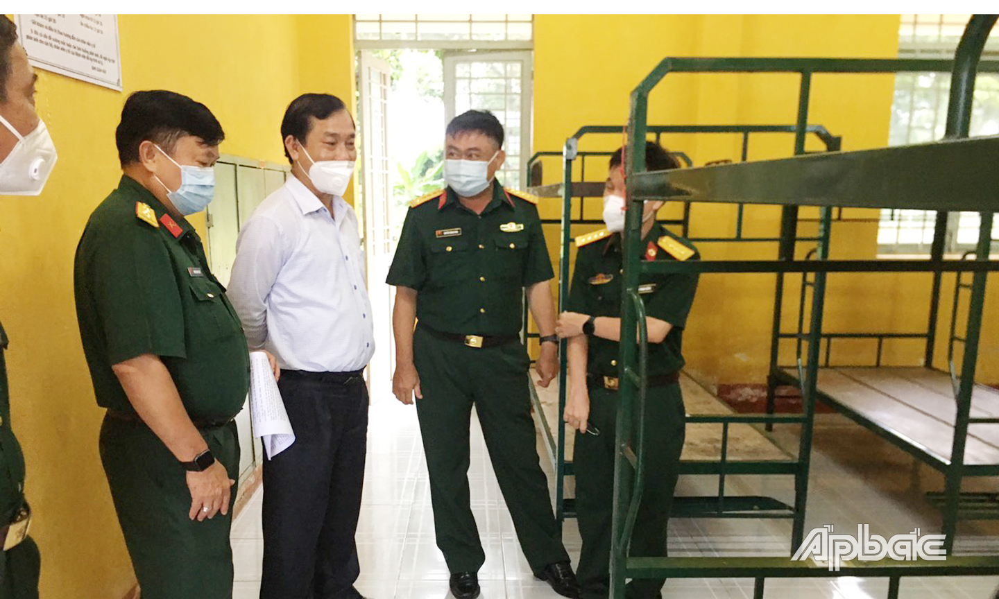 Chủ tịch tỉnh đi thị sát các Khoa khám bệnh, Khoa điều trị bệnh nhân covid-19 vừa và nhẹ.