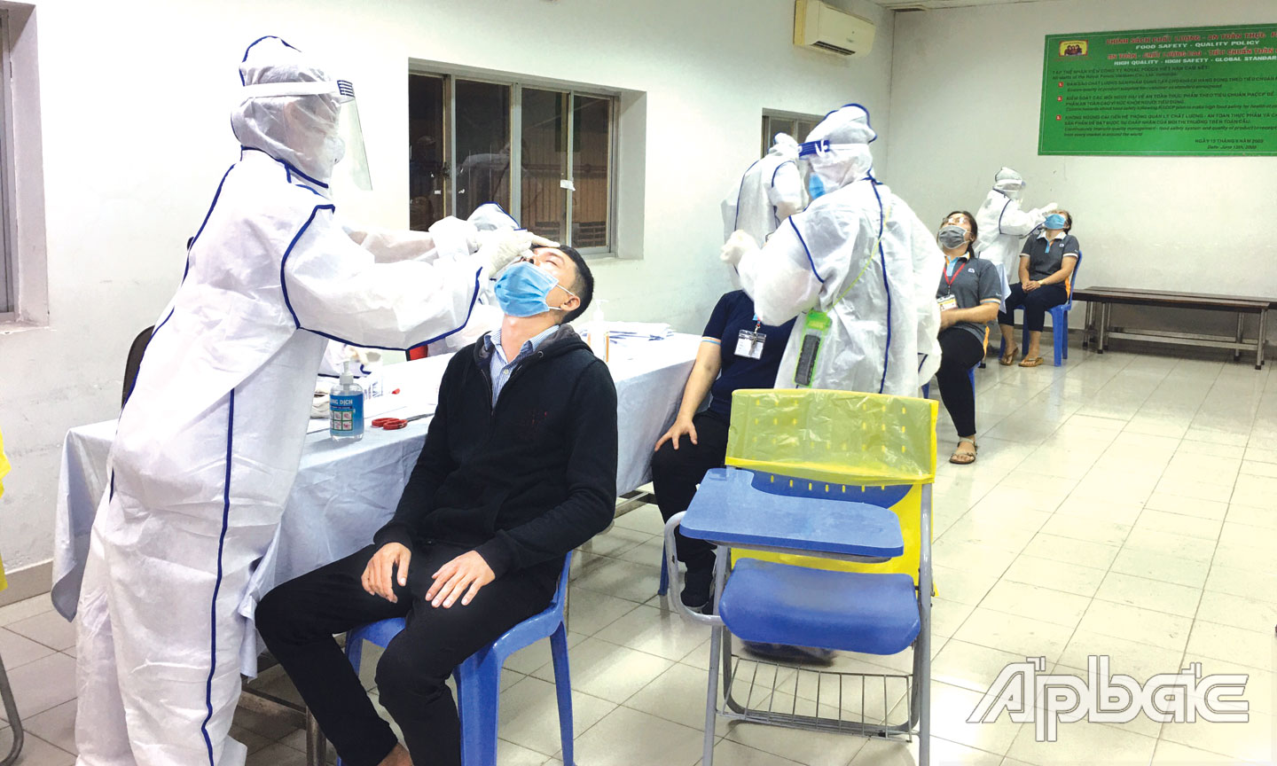Nhân viên y tế lấy mẫu test nhanh tầm soát Covid-19 cho công nhân Công ty TNHH Royal Foods, Khu công nghiệp Mỹ Tho.		                                                                                                                                            Ảnh: PV
