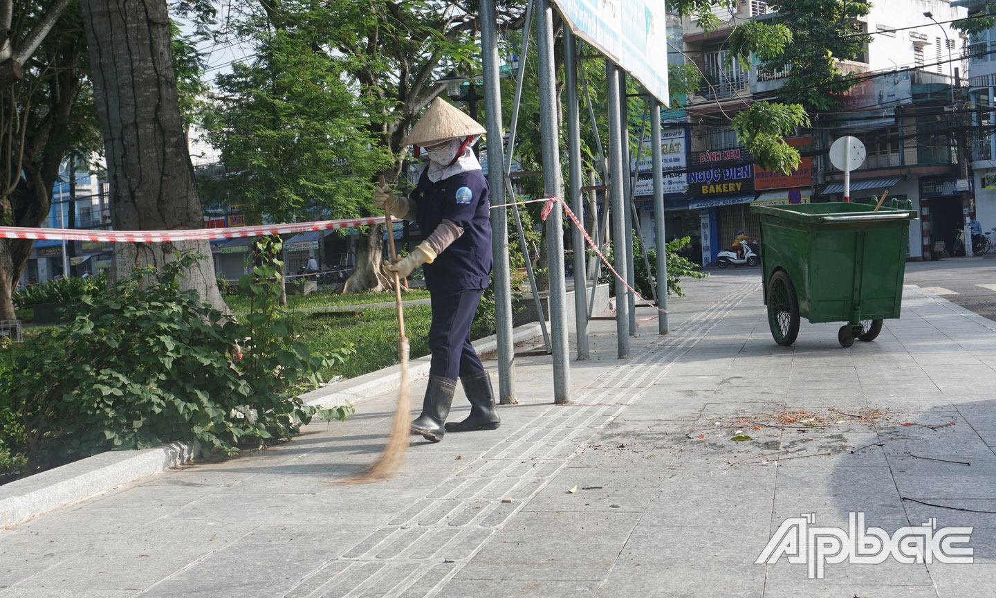 Những công nhân vệ sinh môi trường vẫn ngày đêm quét dọn  vệ sinh, thu gom rác thải trên các tuyến đường, tại các khu phố,  khu cách ly… trong mùa dịch bệnh.
