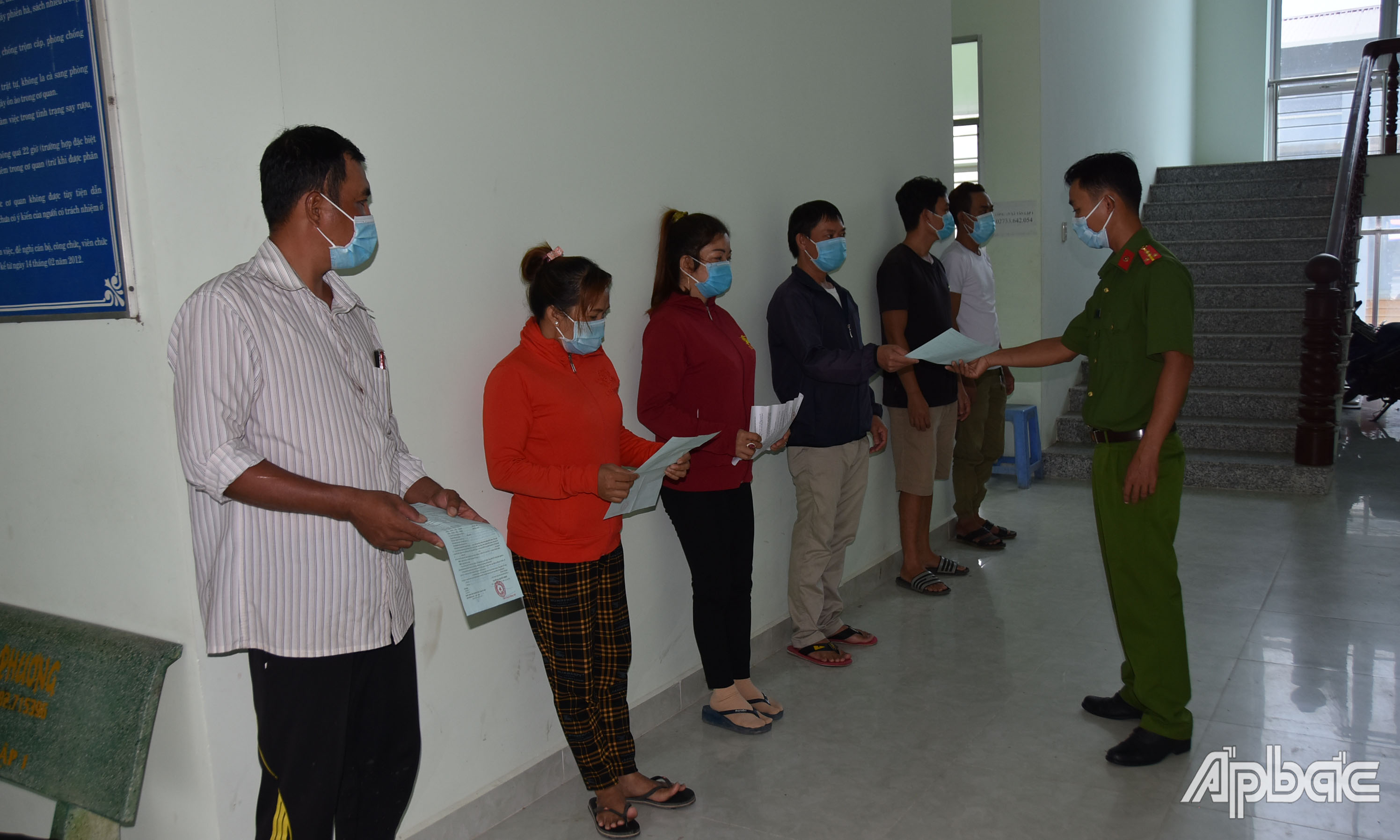 Công an xã Tân Lập 1 triển khai quyết định xử phạt hành chính về hành vi đánh bạc.