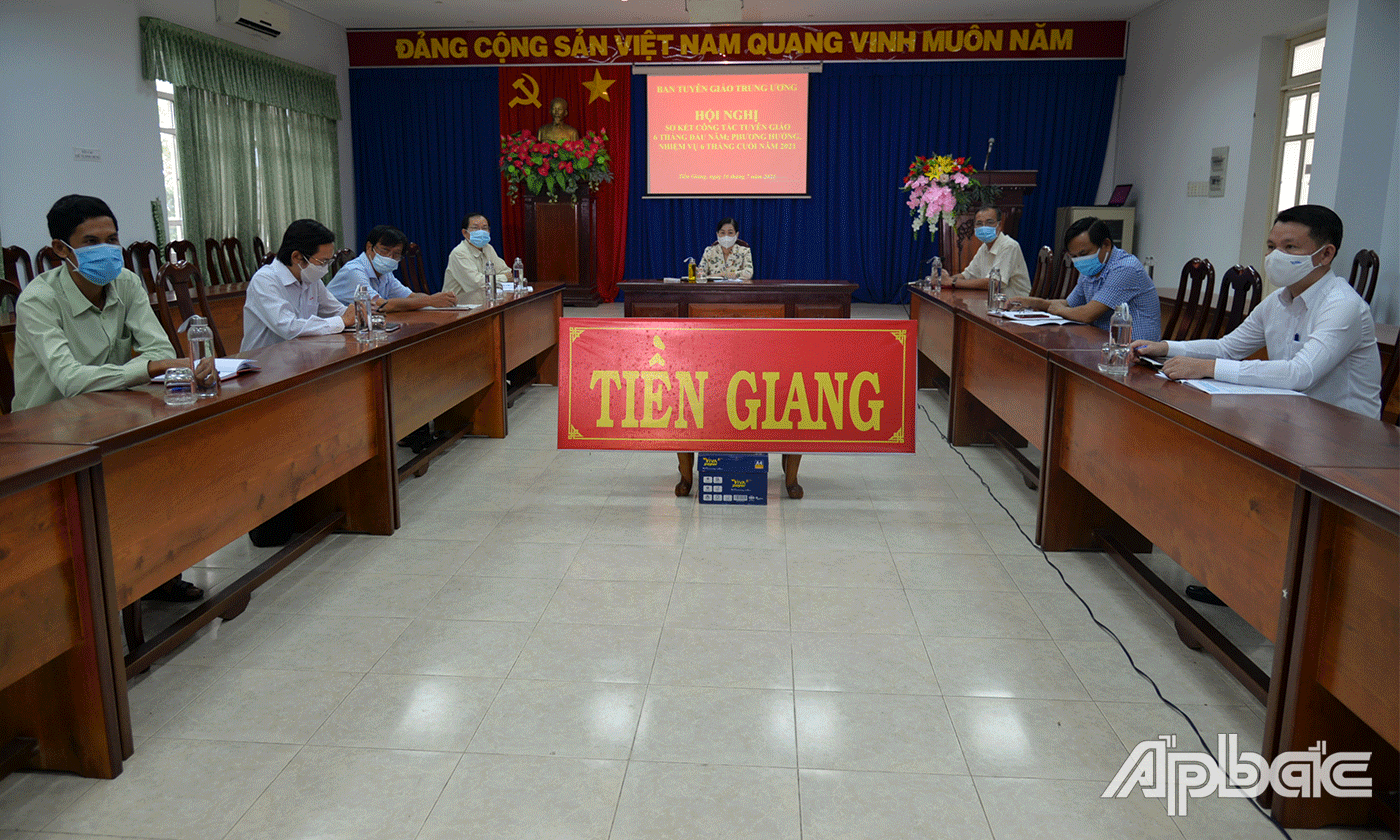 Trưởng Ban Tuyên giáo Tỉnh ủy Châu Thị Mỹ Phương chủ trì tại điểm cầu Tiền Giang.