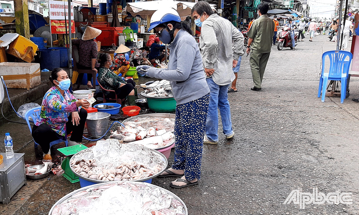 Người dân mua hải sản tại chợ Mỹ Tho (phường 1, TP. Mỹ Tho, tỉnh Tiền Giang)