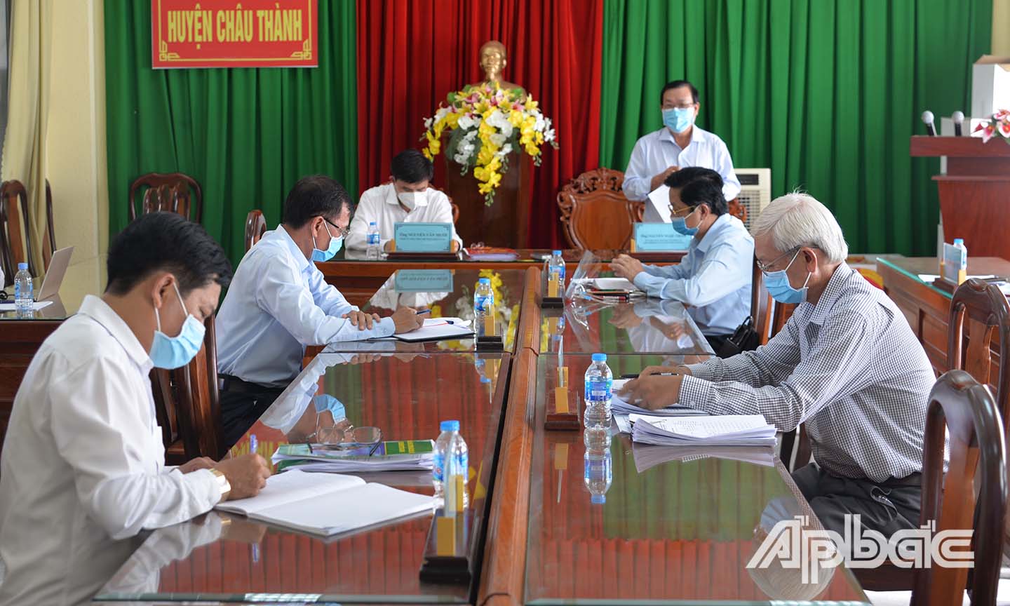 Đồng chí Nguyễn Ngọc Trầm phát biểu tại buổi làm việc.