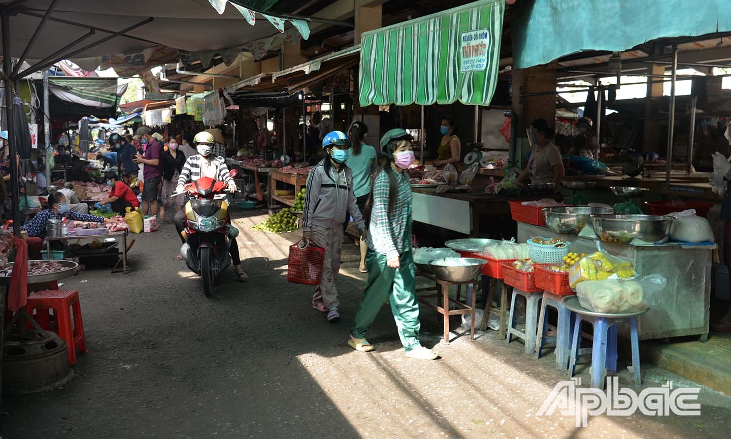 Người dân đế chợ Vĩnh Kim để mua nhu yếu phẩm không quá đông.