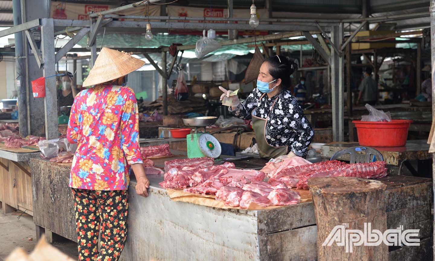 Người dân đến mua nhu yếu phẩm tại chợ Long Định.