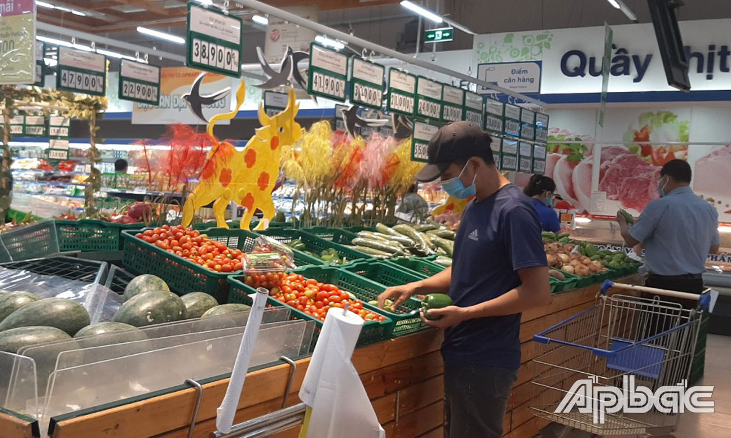Nguồn cung hàng hóa tại Co.opmart Gò Công hiện đáp ứng nhu cầu mua sắm của người dân. 