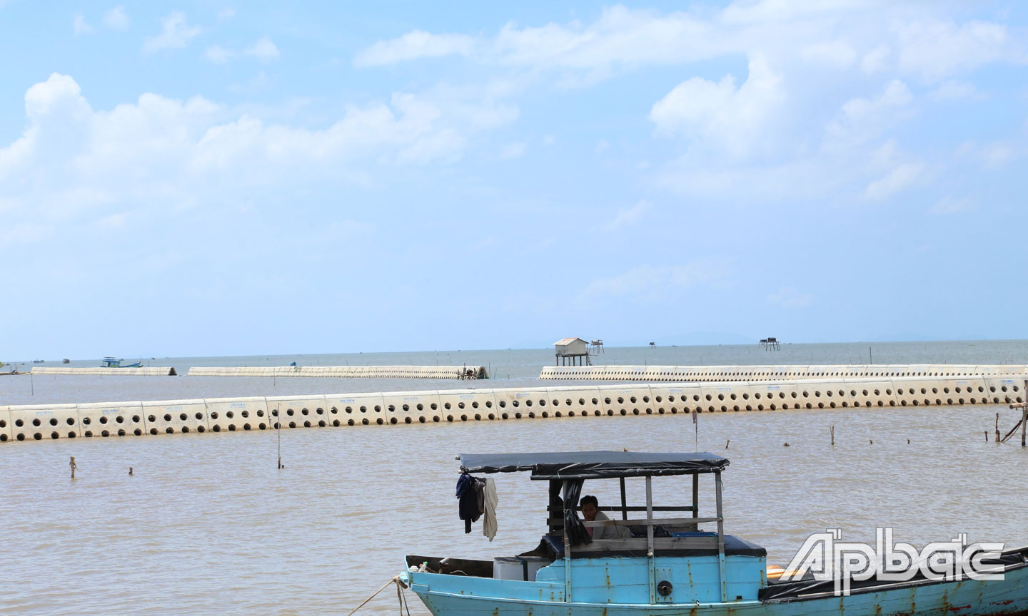 Ban Chỉ huy tỉnh đã lập kế hoạch kiểm tra, rà soát các công trình đê điều để đảm bảo an toàn trong mùa mưa bão 2021  (trong ảnh: Một đoạn đê biển Gò Công).                                                                                                                                           Ảnh: TUẤN LÂM