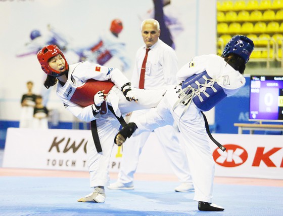Trương Thị Kim Tuyền (trái, taekwondo).