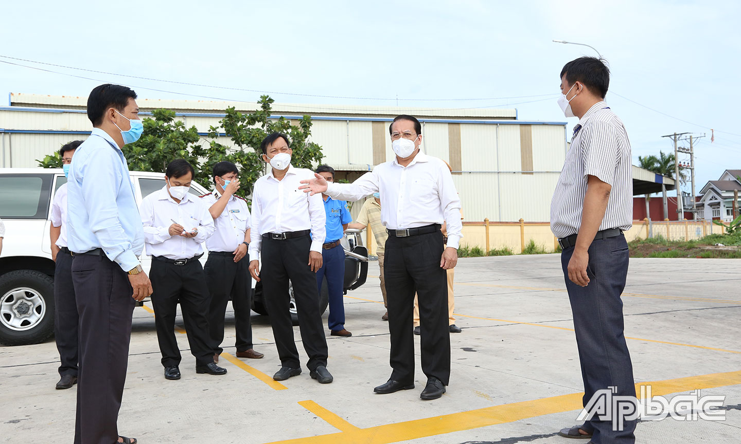 Đồng chí Phạm Văn Trọng chỉ đạo  công tác vận chuyển hàng hóa.