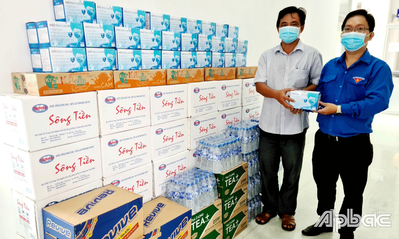 Bí thư Đoàn khối Nguyễn Xuân Phúc trao khầu trang và nước uống cho UBND phường 2, TP. Mỹ Tho.