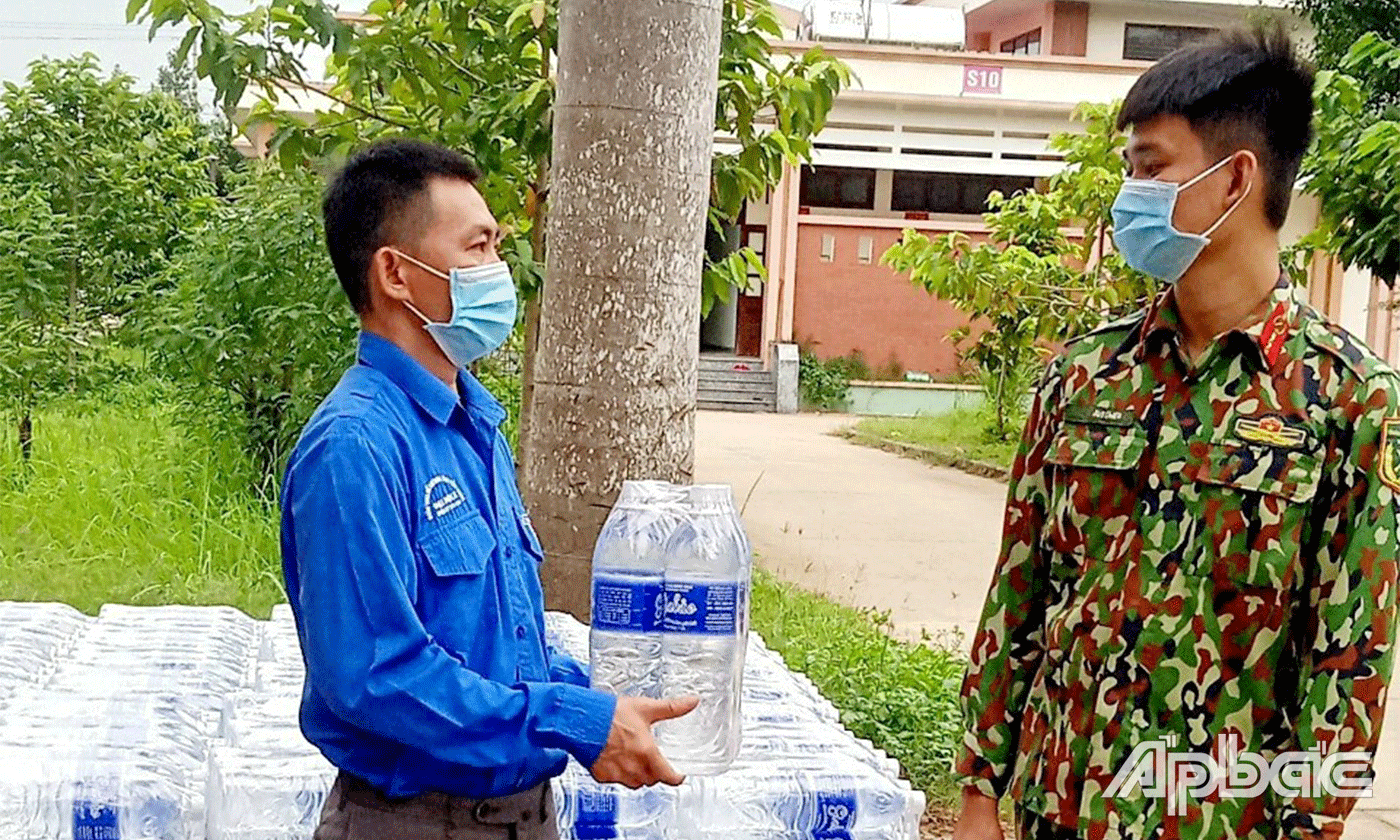 BTV Đoàn khối trao gần 1.300 chai nước suối cho các khu vực cách ly tập trung.