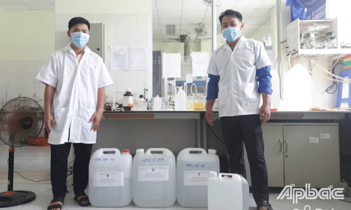 Đoàn thanh niên Sở Khoa học công nghệ pha và trao tặng 200 lít nước sát khuẩn và nước muối.