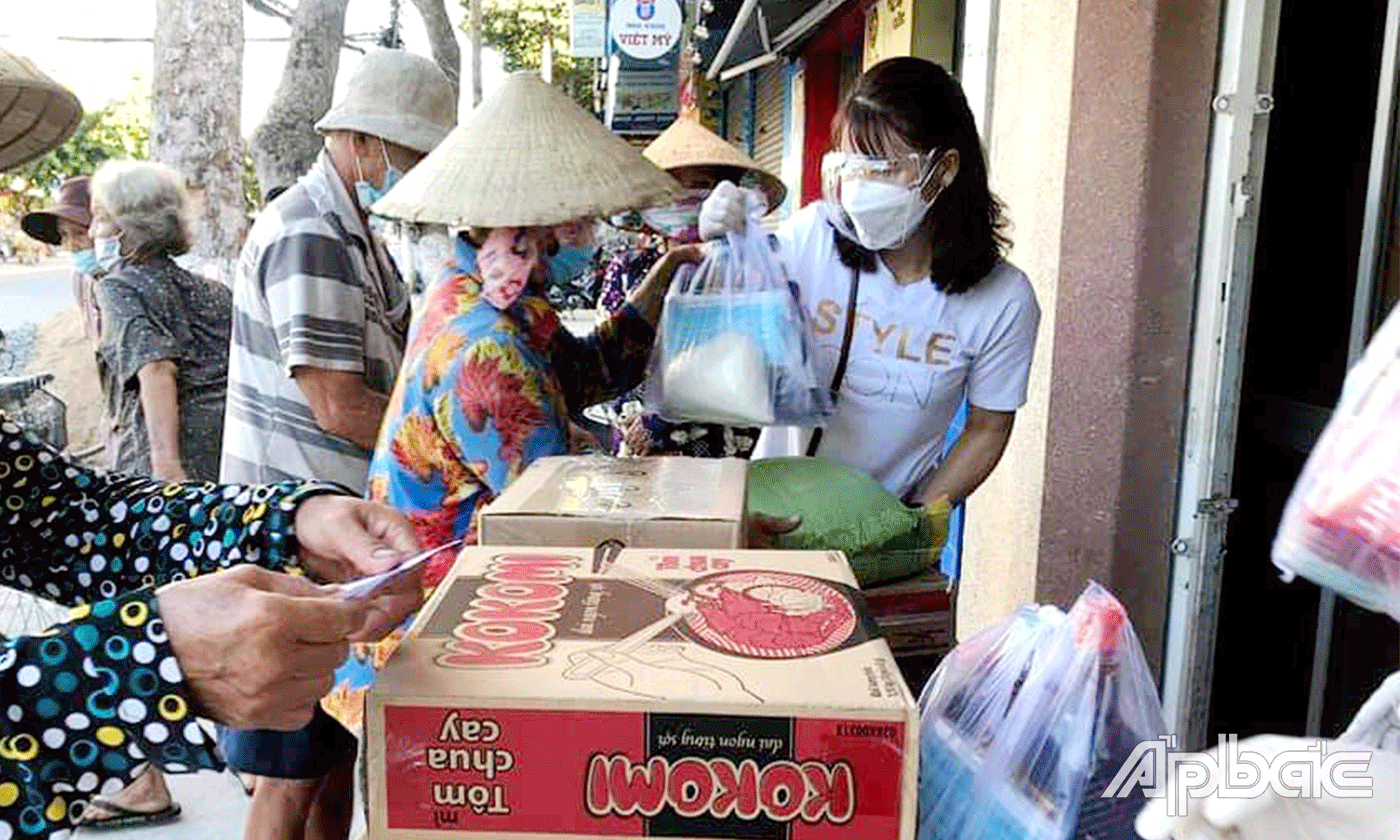Chi đoàn Báo Ấp Bắc phối hợp trao 120 phần quà cho người nghèo bán vé số, khuyết tật trên địa bàn TP. Mỹ Tho.