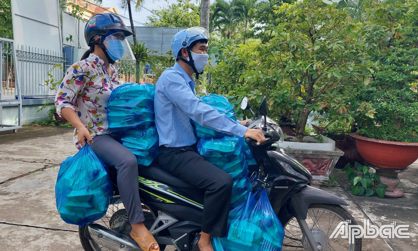Chi đoàn Hội LHPN tỉnh mỗi ngày phối hợp trao hàng trăm suất ăn miễn phí cho người dân acc1 khu vực phong tỏa.