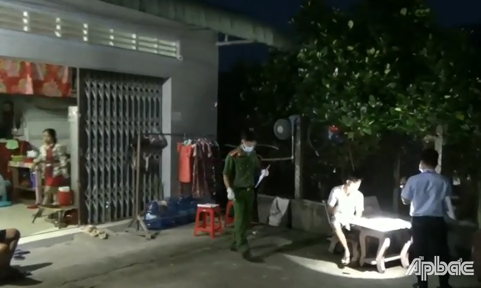 Lực lượng Công an kiểm tra và phát hiện 3 công nhân tổ chức nhậu tại nhà trọ trong khu vực phong tỏa.