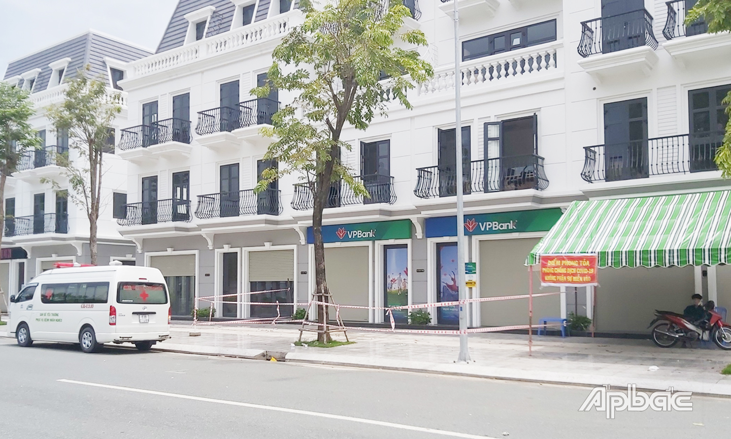 Trụ sở Chi nhánh ngân hàng VP Bank đã được phong tỏa để thực hiện các biện pháp dập dịch cần thiết
