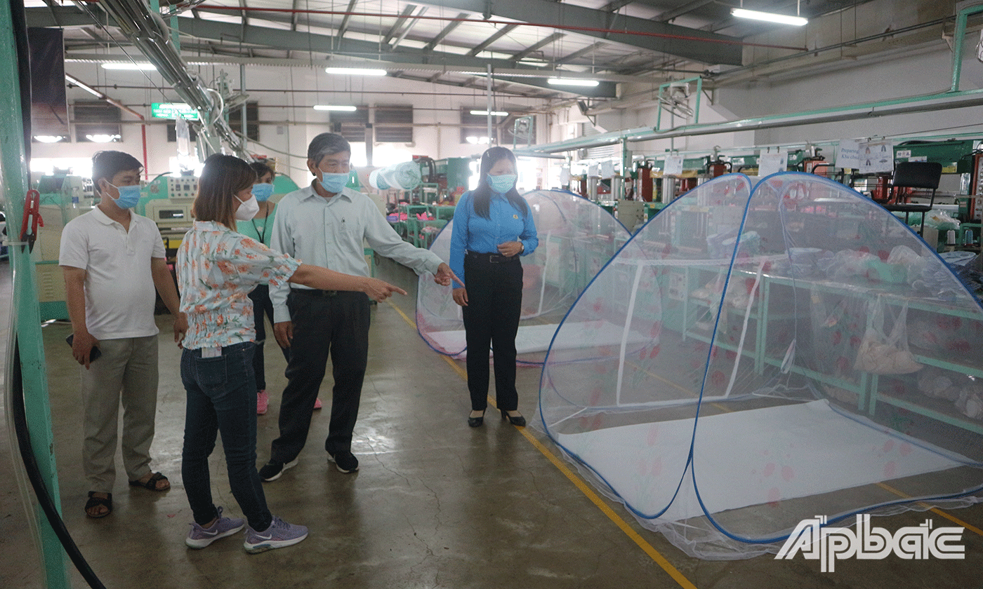 Đoàn công tác kiểm tra việc bố trí chổ ngủ cho công nhân tại Công ty TNHH YMUV bố trí chỗ ngủ cho công nhân