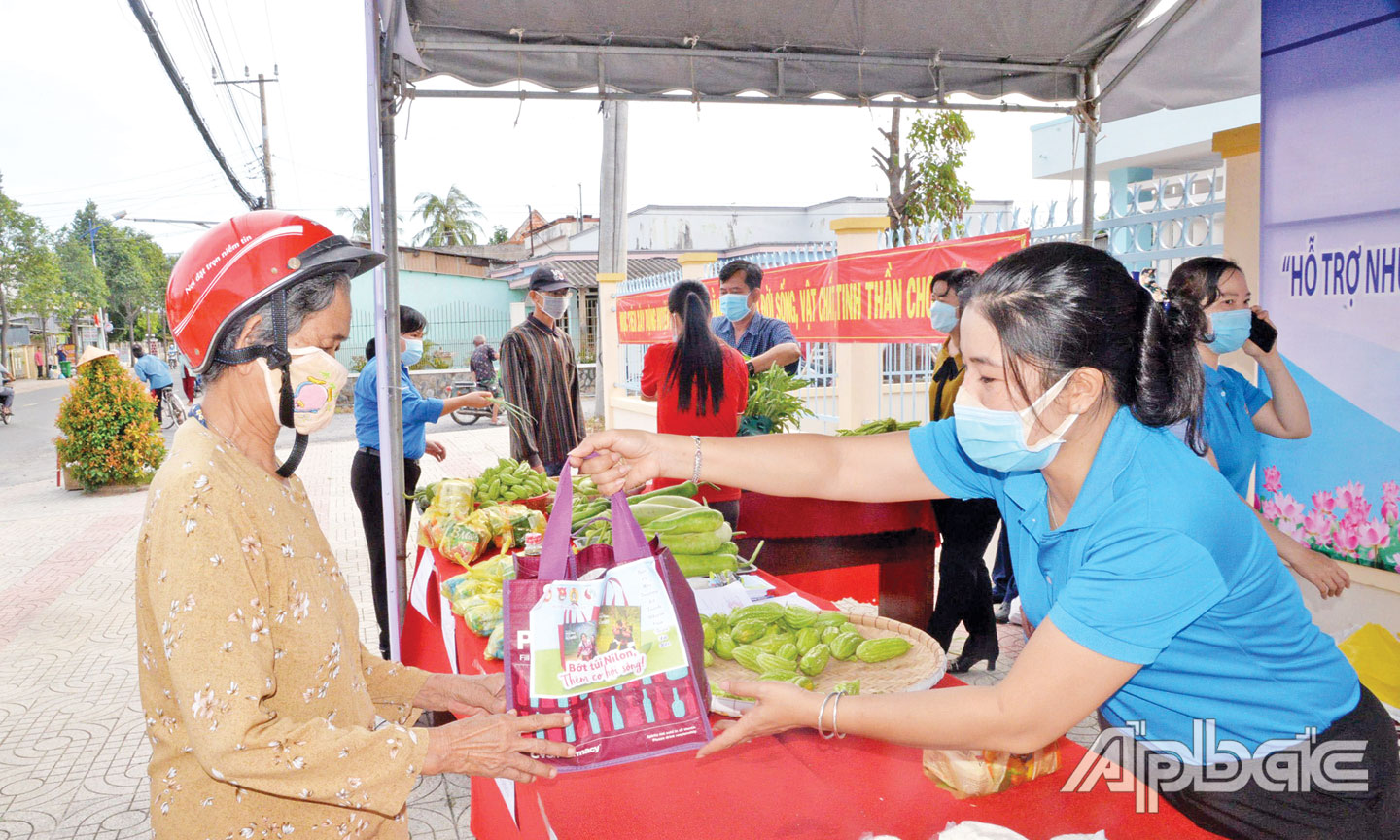 Người dân phấn khởi nhận rau, quả tại 